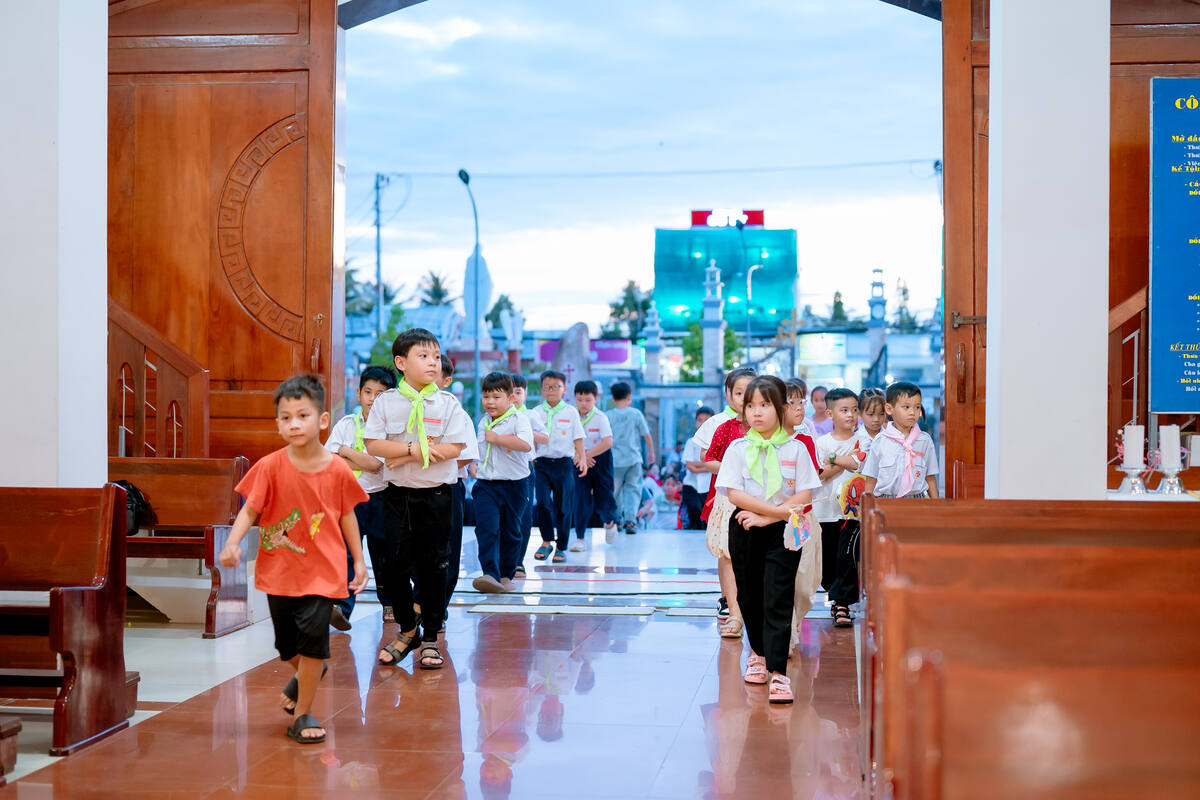 Các em Thiếu Nhi Thánh Thể tiến vào thánh đường trước giờ lễ