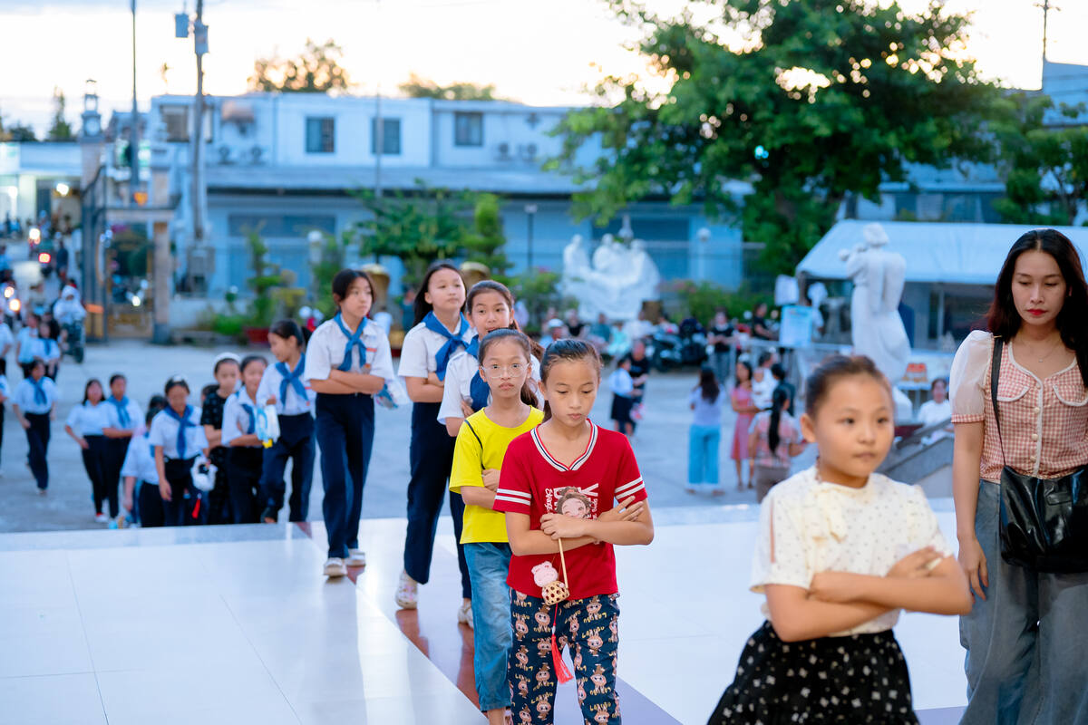 Xếp hàng ngoài khuôn viên giáo xứ trước Thánh lễ