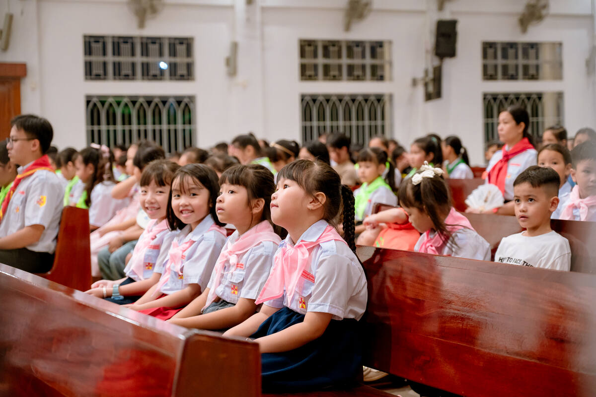 Các em chăm chú tham dự Thánh lễ