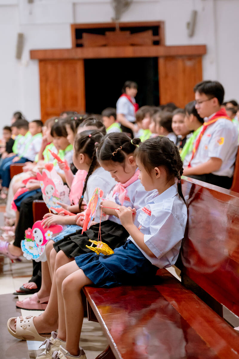 Những khuôn mặt nhỏ trong hàng ghế đầu