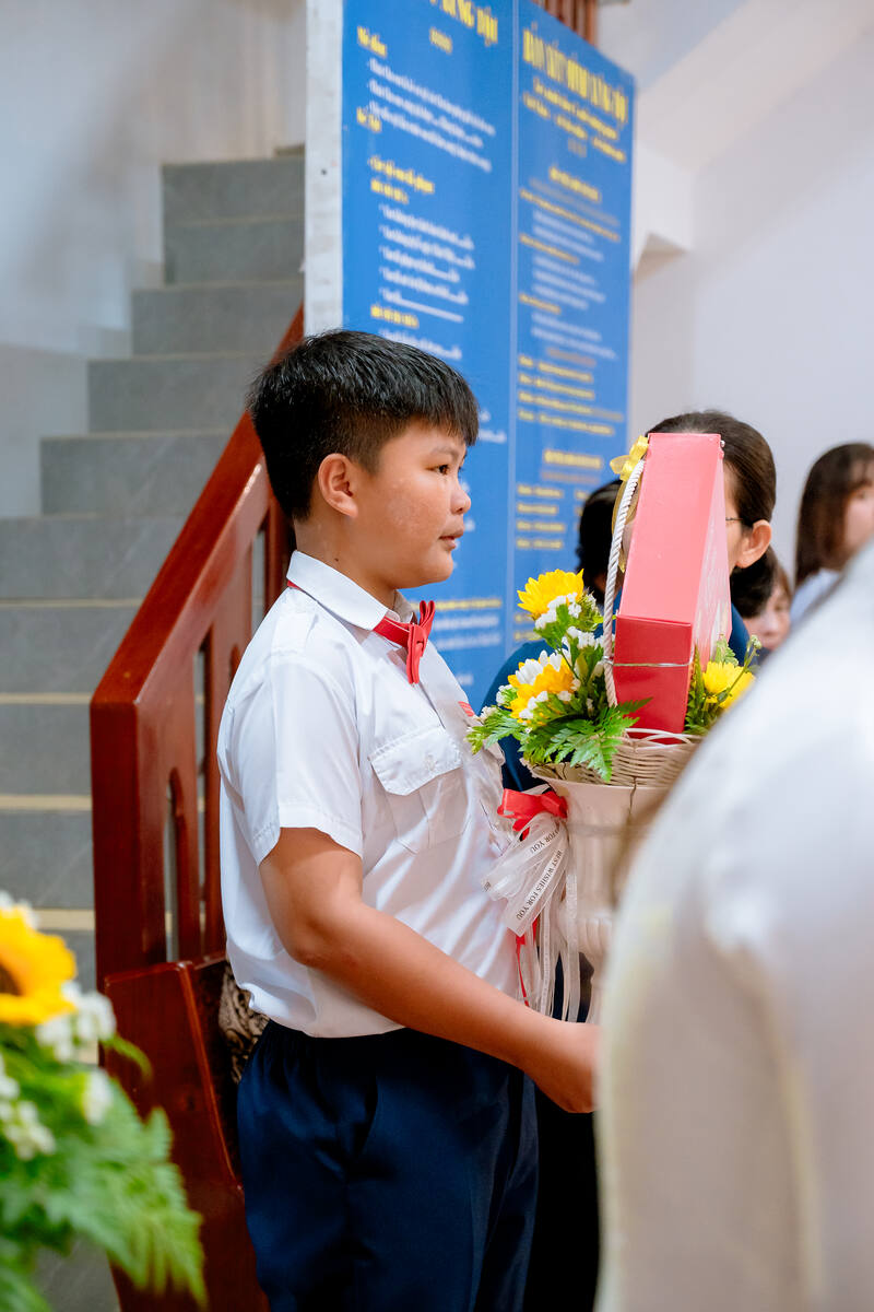 Em thiếu nhi trong đoàn dâng lễ vật
