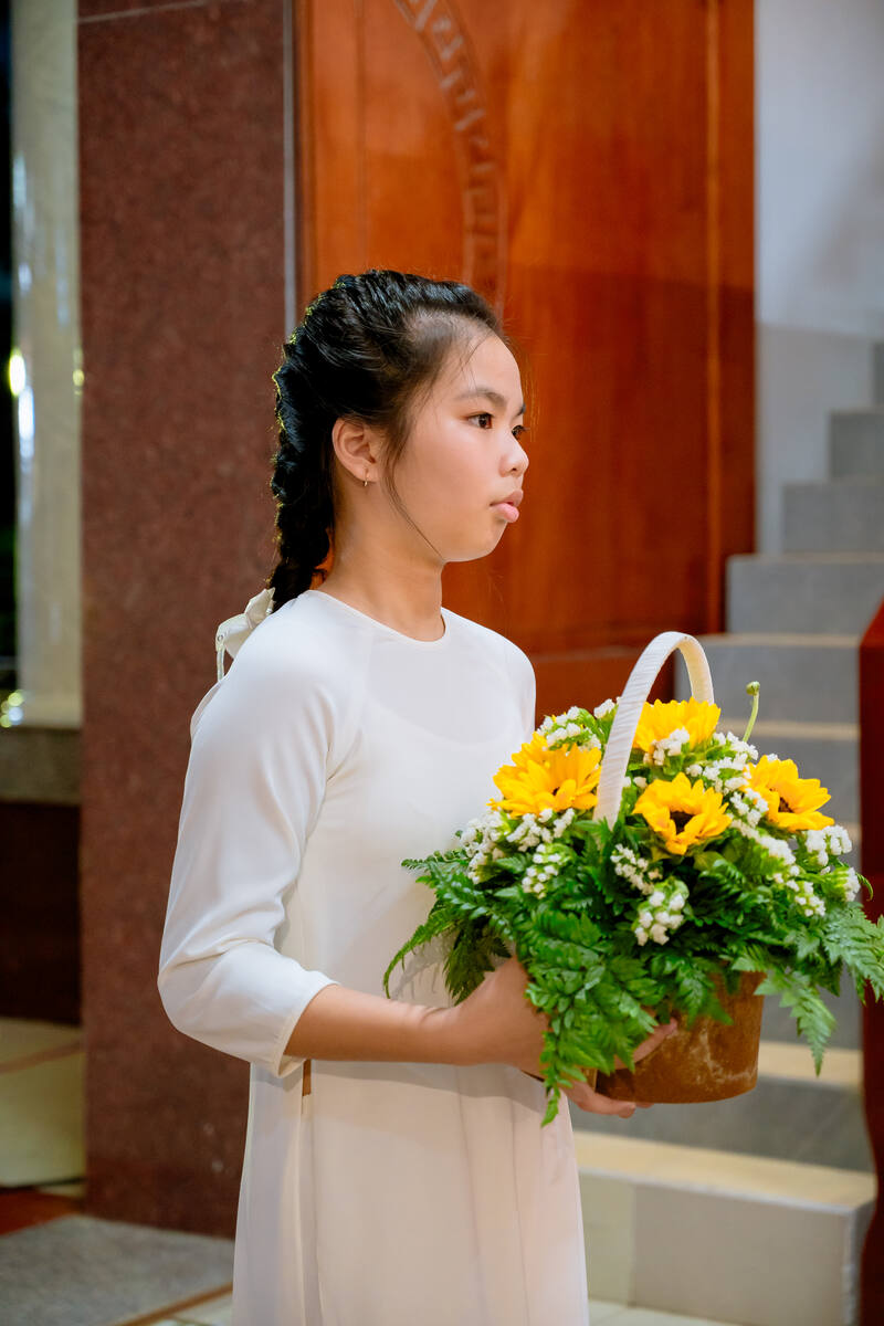 Dâng hoa lên bàn thờ trong phần dâng lễ
