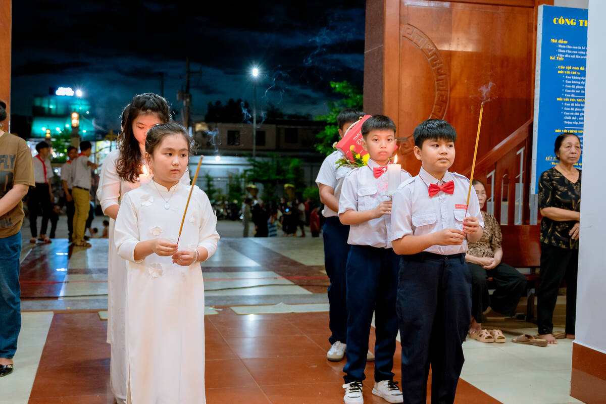 Đoàn dâng lễ tiến lên trong ánh đèn buổi tối
