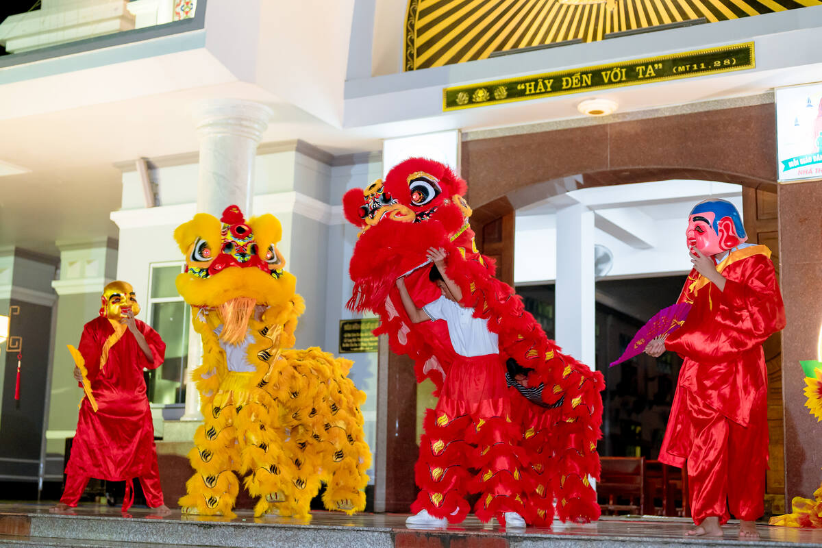 Lân vàng và lân đỏ trong sân nhà thờ