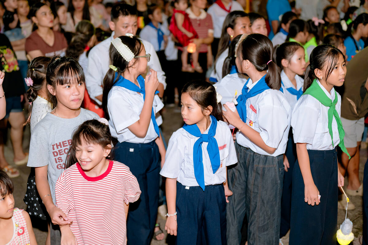 Các em reo vui theo nhịp trống lân
