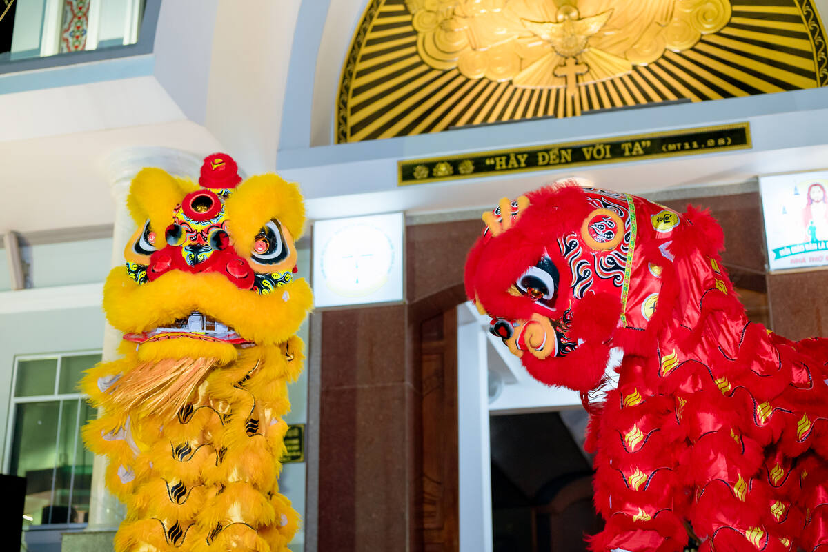 Đôi lân trước cửa chính nhà thờ