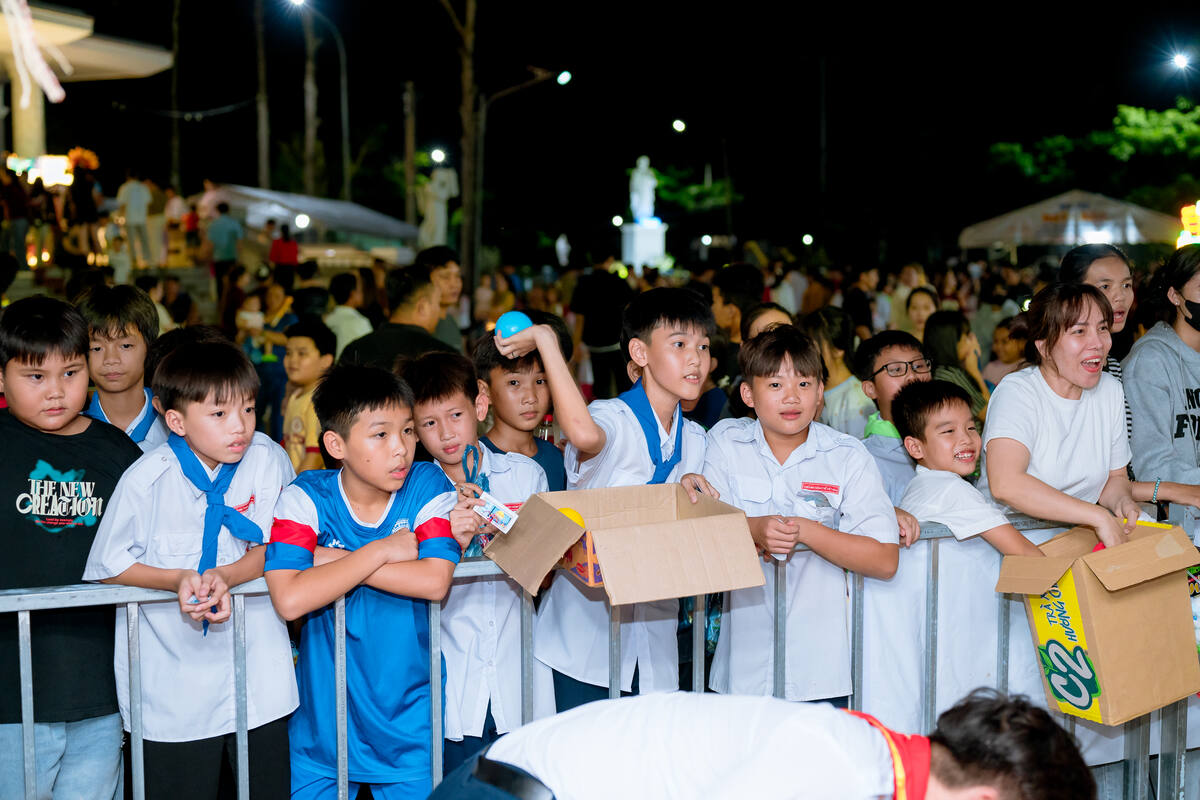 Các em nhận quà Trung Thu