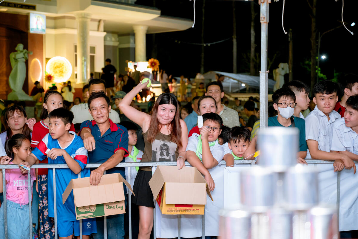 Phát quà cho các em cuối đêm hội