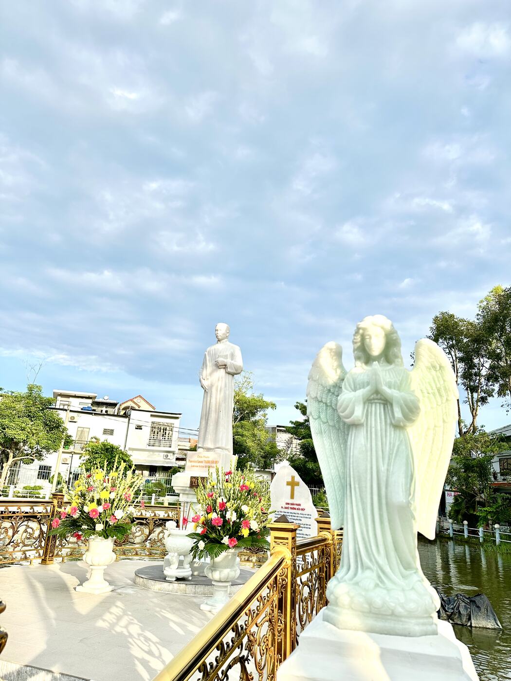 Tượng thiên thần chắp tay cầu nguyện gần lối vào tượng đài
