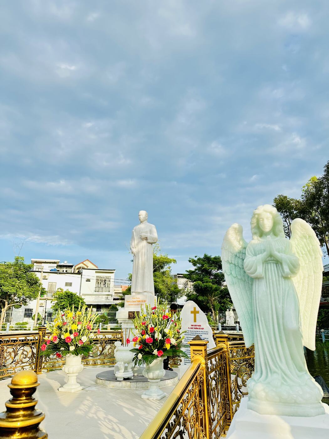 Tượng đài nhìn từ lối vào, sau lưng tượng thiên thần