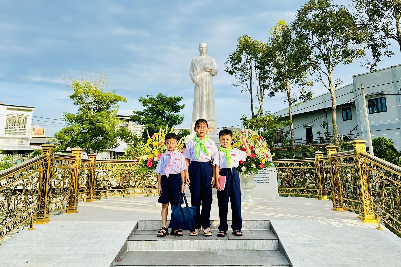 Ba em Thiếu Nhi Thánh Thể bên tượng đài Chân phước Phanxicô Xaviê Trương Bửu Diệp
